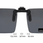 Clip-On (aurinkolasi-clippi) polarisoiva silmälasien päälle. Harmaa 75% / klipsi leveys 133mm, linssi leveys 59mm, korkeus 40mm